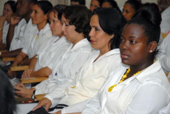 Especialistas que conforman la brigada médica cubana "Moto Méndez", que partirá próximamente a la República de Bolivia, es abanderada en acto celebrado en La Habana, Cuba, el 31 de Octubre de 2009. AIN FOTO/Omara GARCIA MEDEROS 