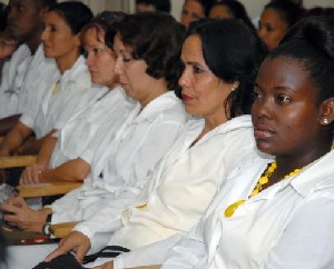 Especialistas que conforman la brigada médica cubana "Moto Méndez", que partirá próximamente a la República de Bolivia, es abanderada en acto celebrado en La Habana, Cuba, el 31 de Octubre de 2009. AIN FOTO/Omara GARCIA MEDEROS 