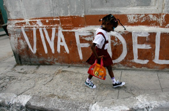 Una niña de prescolar va camino a su escuela en La Habana, 1 de septiembre de 2009. (AP Photo/Franklin Reyes) 