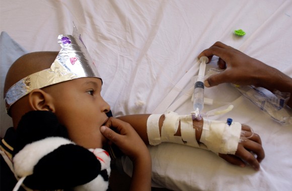 Reimer Sotomayor, de cinco años que sufre de cáncer, recibe un tratamiento en el Hospital Oncológico de La Habana. 23 de octubre de 2009. Estes es uno de los tratamientos más afectadas por el bloqueo de Estados Unidos contra Cuba. (AP Photo/Franklin Reyes)