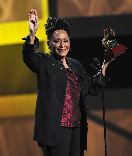 La artista cubana Omara Portuondo, muestra el premio Grammy Latino, en la categoría de mejor álbum tropical contemporáneo, recibido el 05 de noviembre de 2009, en el hotel Mandalay Bay, Las Vegas, Estados Unidos, donde se celebró la décima entrega de este premio. AIN FOTO/Mark RALSTON/AFP