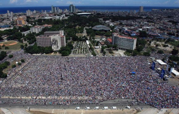 Cubanos en la Plaza de la Revolución el 20 de septiembre de 2009. (ISMAEL FARNCISCO/AFP/Getty Images) 