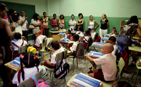 Los padres de los niños asisten al primer día de clases en la escuela "Angela Landa", de La Habana Vieja. 1 de septiembre de 2009. (AP Photo/Javier Galeano)