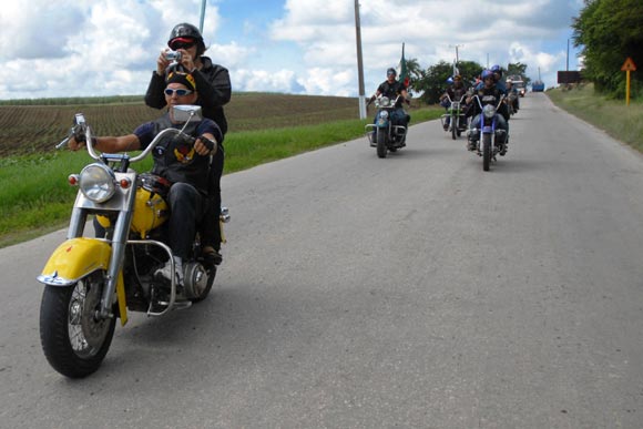 Motociclistas recorren trayecto inaugural de la Ruta del Son en Homenaje a Compay Segundo