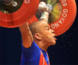 Sergio Alvarez, de Cuba, ganador de la medalla de Bronce, en la categoría 56 kg., masculinos, del Campeonato Mundial de Levantamiento de Pesas. Foto AIN