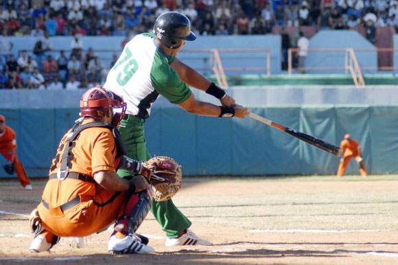 Partido de béisbol entre Villa Clara (naranja) y Cienfuegos (verde) efectuado en el estadio 5 de Septiembre de Cienfuegos, Cuba, el 17 de noviembre de 2009. Foto: Justo González Ortega/AIN