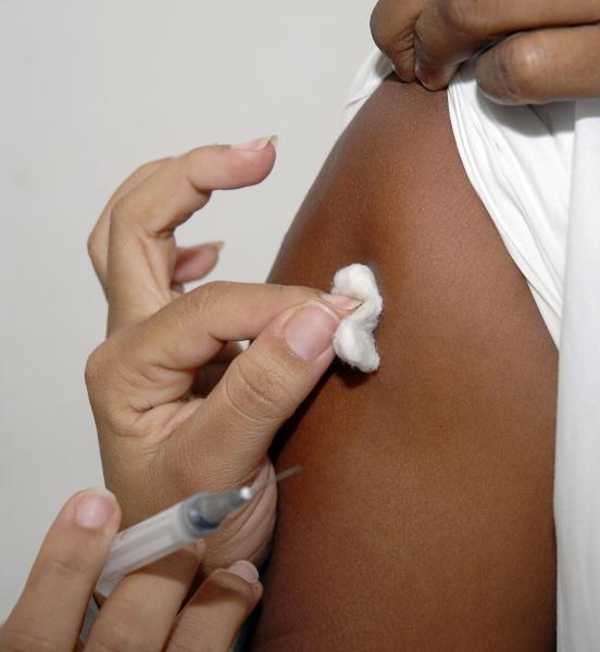 Vacuna en el local de vacunación del Policlínico José Luís Chaviano, de la ciudad de Cienfuegos, Cuba, durante el inicio de la campaña nacional de vacunación contra gripes estacionales, 09 de noviembre de 2009/AIN FOTO/ Justo GONZÁLEZ ORTEGA
