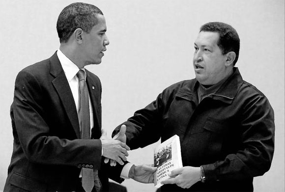 Chávez le regala a Obama el libro "Las venas abiertas de América Latina" en la Cumbre de las Américas