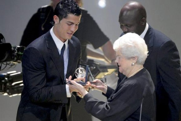 El portugués Cristiano Ronaldo (i) recibe de manos de Elisabeth Puska (d) el Premio Puskas 2009, que se otorga al considerado como el "Gol más bonito" del año, durante la Gala de la FIFA en el Kongresshaus de Zúrich, Suiza, hoy, 21 de diciembre de 2009. - Efe Agencia