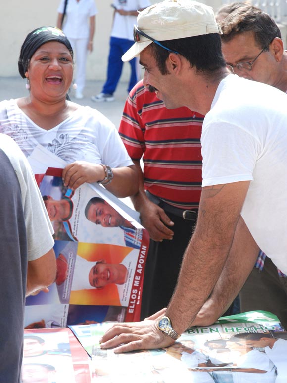Un promotor en la distribución de plegables y pancartas, con motivo Día Mundial de Lucha contra el VIH/SIDA, en Las Tunas