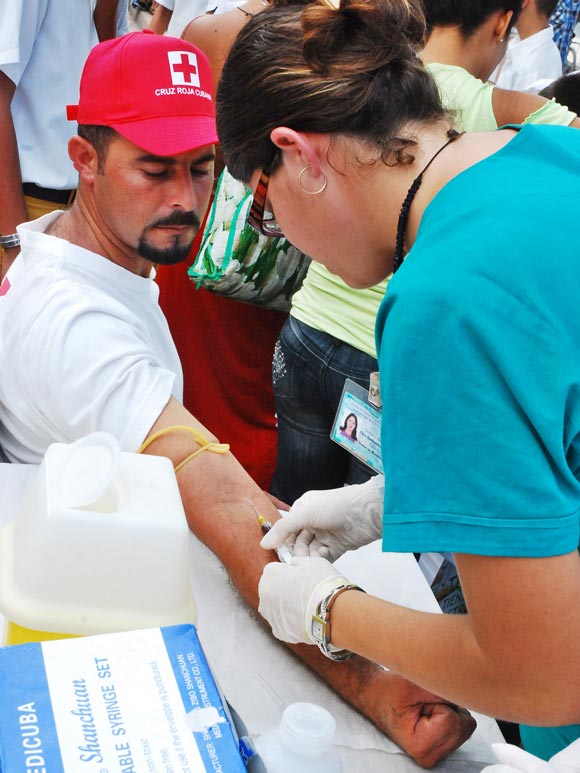 Un joven se realiza la extracción de sangre denominada “Hazte la prueba”, con motivo Día Mundial de Lucha contra el VIH/SIDA, en Las Tunas