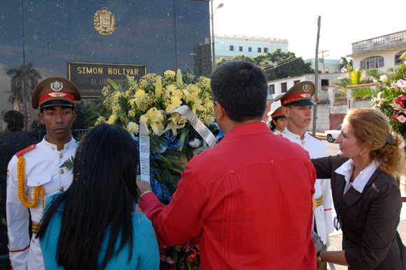 Ronald Blanco la Cruz (c), embajador de la República Bolivariana de Venezuela en Cuba y personal de esa sede diplomática colocaron una ofrenda floral ante el monumento del Libertador Simón Bolívar en la Avenida de los Presidentes, en La Habana