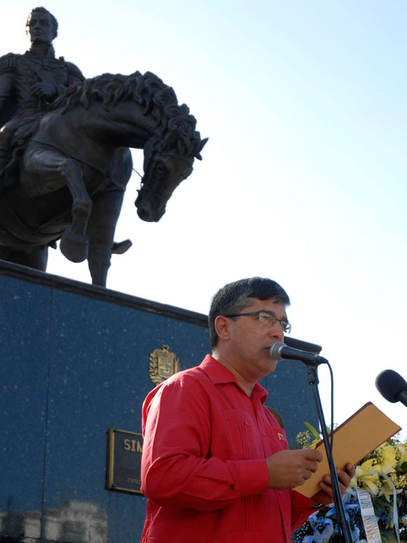Ronald Blanco la Cruz , embajador de la República Bolivariana de Venezuela en Cuba interviene en el acto durante el cual se colocó una ofrenda floral ante el monumento del Libertador Simón Bolívar en la Avenida de los Presidentes, en La Habana