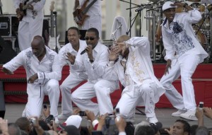 Personas asistentes al concierto realizado por la famosa banda estadounidense Kool & the Gang en la Tribuna Antiimperialista José Martí, en La Habana, Cuba, 20 de diciembre de 2009. AIN FOTO/Sergio Abel REYES