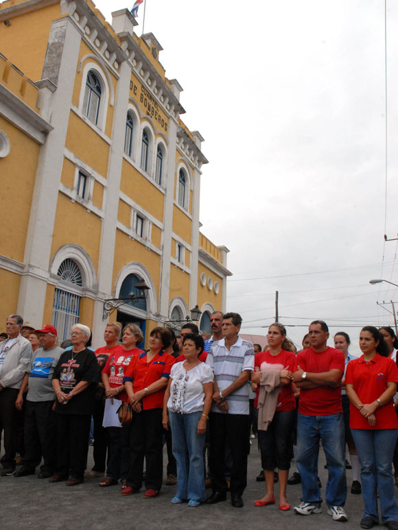 Familiares de los cinco desfilan junto a las mujeres por las calle de la Ciudad de Cárdenas, reclamando la libertad de los Cinco Héroes prisioneros injustamente en los Estados Unidos, el 6 de diciembre de 2009 AIN FOTO/Marisol RUIZ SOTO