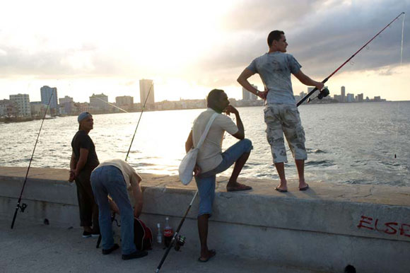 Pescando en el Malecón Foto: 10K