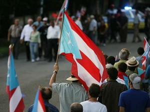 Los manifestantes llegaron al edificio federal con banderas de Puerto Rico. (Ramón Tonito Zayas/END)