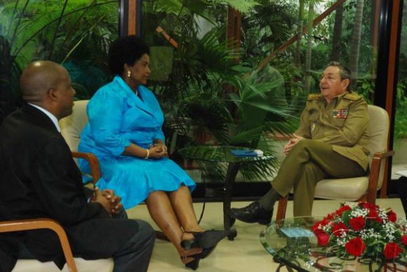 El General de Ejercito Raúl Castro Ruz (der.), presidente de los Consejos de Estado y de Ministros de Cuba sostiene conversaciones con Maite Nkoana-Mashabane (izq. centro), ministra de Relaciones Internacionales y Cooperación de la República de Sudáfrica, en La Habana, Cuba, el 2 de diciembre de 2009. AIN FOTO/Raúl ABREU