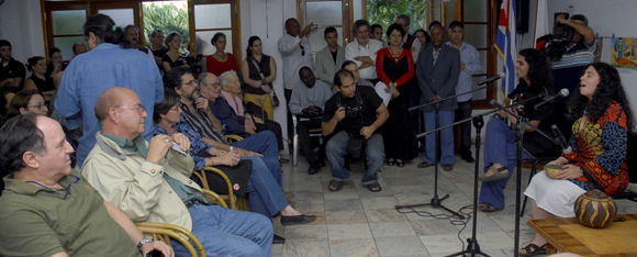 Actuación del dúo "Karma" (D), durante el acto de entrega del Premio "Maestro de Juventudes" el 28 de enero del 2010, en la sede de la Unión de Escritores y Artistas de Cuba (UNEAC), en La Habana AIN Foto: Oriol de la Cruz Atencio