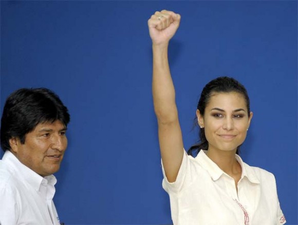 El presidente Evo Morales junto a ex miss Bolivia Jessica Jordan. Daniel Caballero. Presidencia de Bolivia 