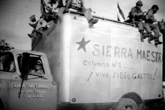 Imagen inédita del paso de la Caravana de la Libertad por Ciego de Ávila en las primeras horas de la mañana del 5 de enero de 1959. AIN Foto/Cortesía de Lorenza Gordillo Suárez