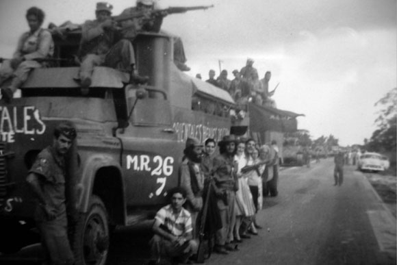 Imagen inédita del paso de la Caravana de la Libertad por Ciego de Ávila en las primeras horas de la mañana del 5 de enero de 1959. AIN Foto/Cortesía de Lorenza Gordillo Suárez