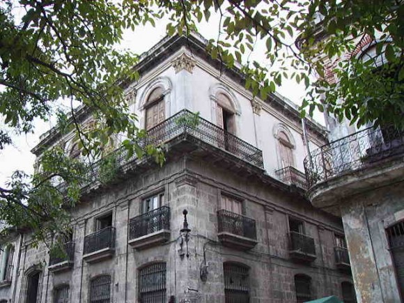Casa de la Calle Teniente Rey, frente a la Plaza del Cristo donde, en 1932, estuvieron radicados el local de ensayo de la Orquesta Filarmónica de La Habana y la Academia de Música, adjunta a esta institución, dirigida por Amadeo Roldán.