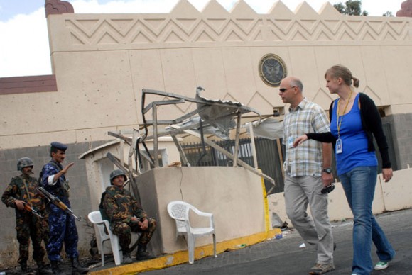 Imagen de archivo del 18 de septiembre de 2008 que muestra a soldados yemeníes saludando al staff de la embajada de Estados Unidos en Saná que evalúan la edificación luego de recibir un ataque. AFP PHOTO/KHALED FAZAA