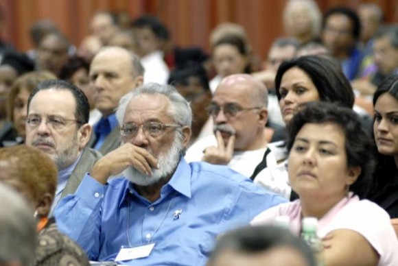 Participantes en el “Encuentro de Cubanos Residentes en el Exterior contra el bloqueo, en Defensa de la Soberanía nacional”, en el Palacio de las Convenciones, en Ciudad de La Habana, Cuba, el 27 de enero de 2010. AIN FOTO/ Marcelino VAZQUEZ HERNANDEZ