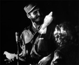 Fidel con una paloma blanca posada en su hombro