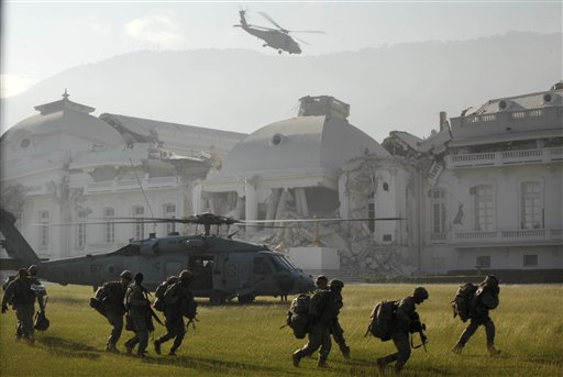 Soldados estadounidenses llegan en helicóptero al palacio presidencial de Puerto Príncipe el martes 19 de enero de 2010. (Foto AP/Gregory Bull)