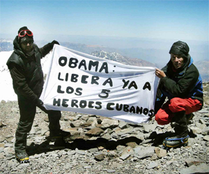 Jóvenes argentinos en la cima del Aconcagua
