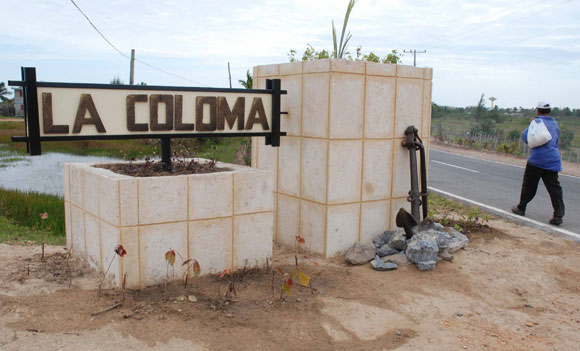 Vista de la entrada del poblado costero “La Coloma” del municipio de Pinar del Río, blanco frecuente de ciclones, luego de beneficios constructivos a sus edificaciones. AIN Foto: Abel Padrón Padilla