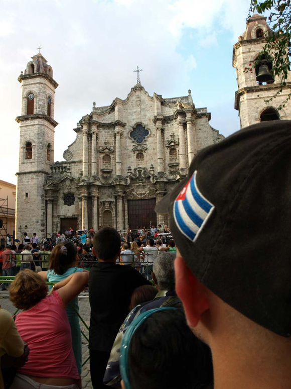 Disfrutan los cubanos del concierto del rey del pop ruso Leonid Agutin y el músico cubanos Maraca en la plaza de la Catedral, en la Habana. Cuba: Foto: 10K