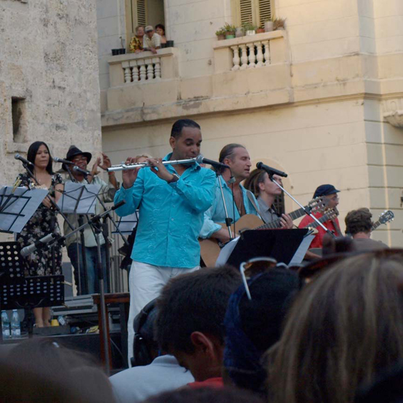 Concierto del rey del pop ruso Leonid Agutin y el músico cubanos Maraca en la plaza de la Catedral, en la Habana. Cuba: Foto: 10K