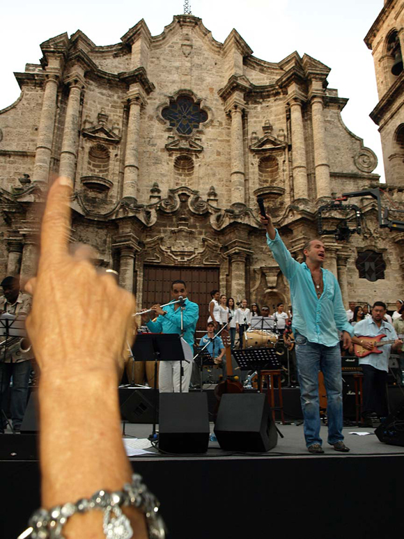 Concierto del rey del pop ruso Leonid Agutin y el músico cubano Maraca en la plaza de la Catedral, en la Habana. Cuba: Foto: 10K