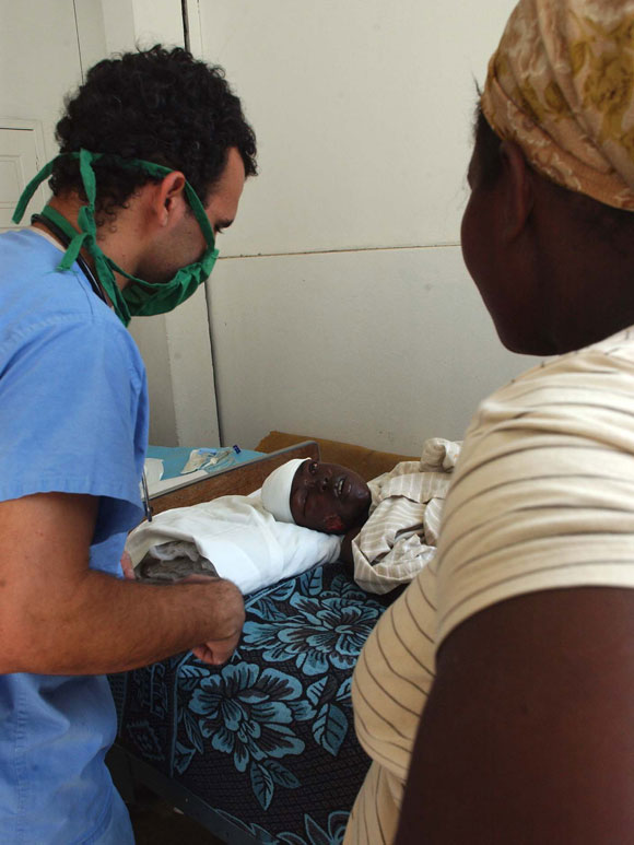 El médico cubano Carlos Placencia Reyes atiende a un herido. Hospital del Seguro Social I Ofatma en Puerto Principe, Haití. AIN Foto: Juvenal BALAN /Periódico Granma /Enviado Especial