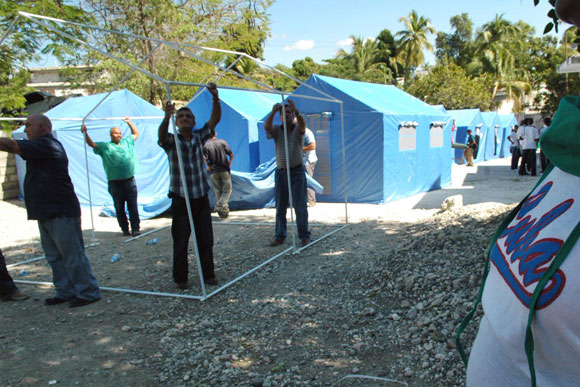 Médicos cubanos en el hospital Saint Michel Jacmel, del departamento Sudeste en Haití, montando un hospital cubano de campaña recien llegado de Cuba. AIN Foto: Juvenal BALAN /Periódico Granma /Enviado Especial