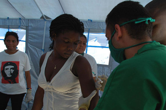 Médicos cubanos en el hospital Saint Michel Jacmel, del departamento Sudeste en Haití. Atienden a los pacientes en un hospital cubano de campaña recien llegado de Cuba. AIN Foto: Juvenal BALAN /Periódico Granma /Enviado Especial