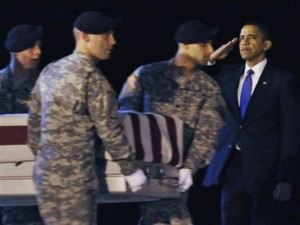 El 29 de octubre, Obama asistió a la llegada a la base de Dover (Delaware) de militares de EEUU muertos en Afganistán. - AP Photo/Susan Walsh