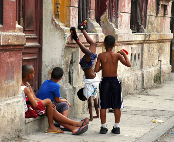Niños juegan en las calles. Mataperreando