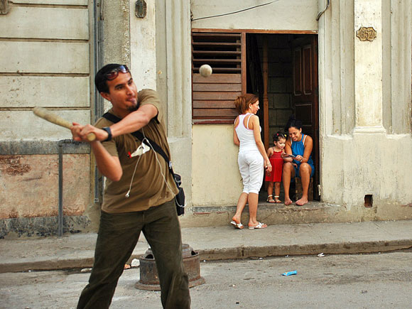 Niños juegan en las calles. Mataperreando