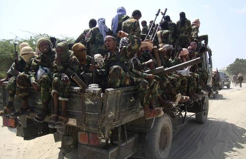 Miembros del grupo islamista de línea dura Shabaab, desfilan el primero de enero por las calles de Mogadiscio, capital de Somalia. Voceros de esta organización dijeron el viernes que están listos para enviar refuerzos a Al Qaeda en el sur de Yemen. Foto Reuters