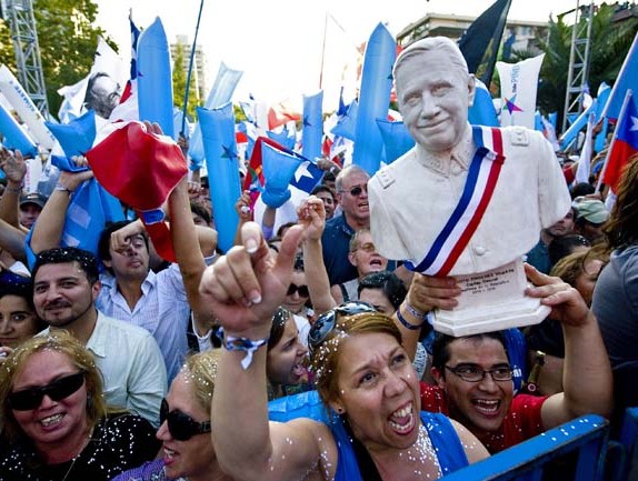 La derecha chilena celebra con un busto de Pinochet. Foto: AFP Photo 