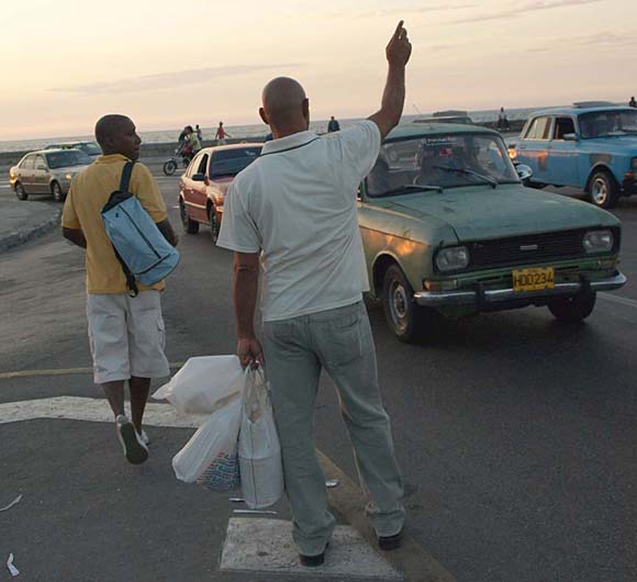 Cubanos a la espera de su "botella". Fotos: 10k