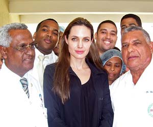 Angelina Jolie visita niños haitianos en hospital de República Dominicana. AFP Foto