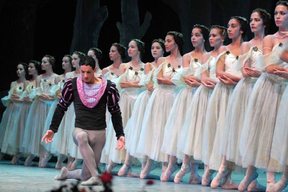 El Ballet de Camagüey, interpretando Giselle, en gala homenaje por el aniversario 160 del Teatro Principal y la semana de la cultura, en Camagüey, el 1 de febrero del 2010. AIN Foto: Rodolfo Blanco Cue