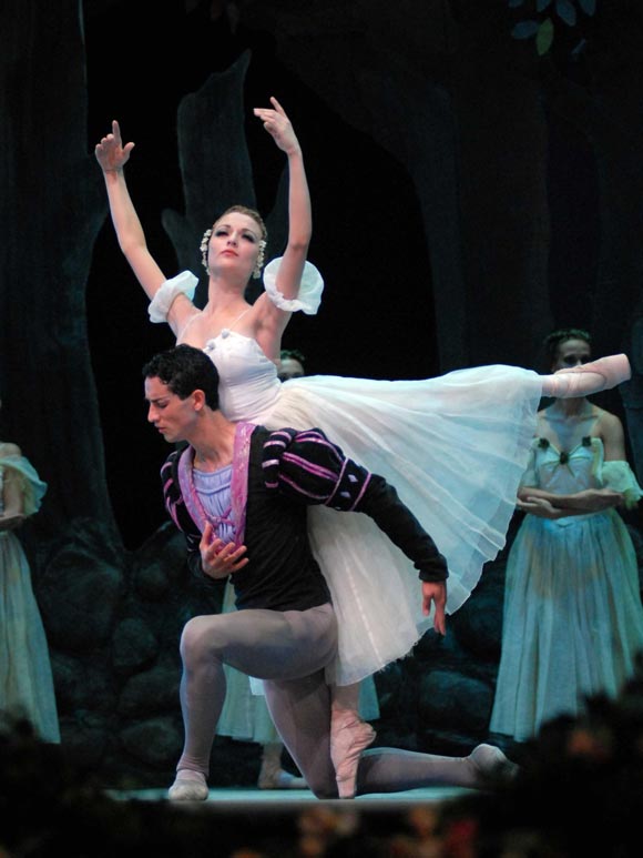  El Ballet de Camagüey, interpretando Giselle, en gala homenaje por el aniversario 160 del Teatro Principal y la semana de la cultura, en Camagüey, el 1 de febrero del 2010. AIN Foto: Rodolfo Blanco Cue