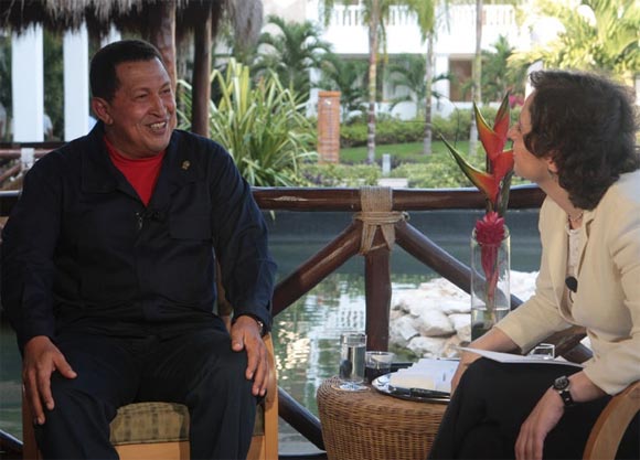 El presidente Hugo Chávez y la periodista mexicana Carmen Aristegui Flores 
