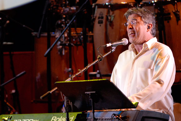 Ivan Lins, cantente brasileño, en la gala de apertura del XII Festival Internacional del Habano 2010